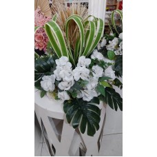 Arranjo verde com flores brancas